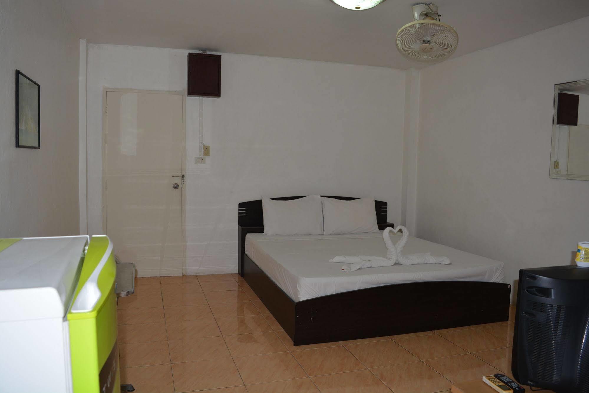 Little Austria Tams Guesthouse Chaweng  Bagian luar foto